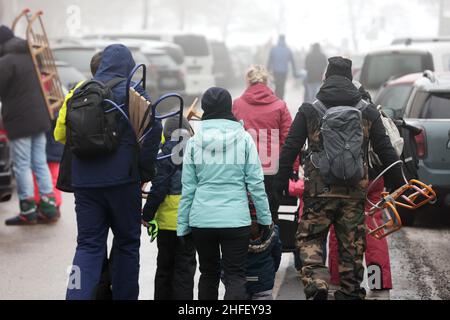Hellenthal, Allemagne.16th janvier 2022.Les touristes de neige se lavent pour un voyage à l'Eifel enneigé dans la zone de ski et de luge à la 'Pierre blanche'.De nombreux visiteurs sont dans la neige, même si les ascenseurs sont fermés.Crédit : David Young/dpa/Alay Live News Banque D'Images