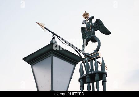 Une vieille lampe de rue décorée d'un aigle à double tête sur une flèche. Banque D'Images