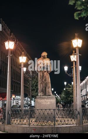 Monument à l'écrivain russe Nikolai Vasilyevitch Gogol dans la rue Malaya Konyushennaya en été.Sculpteur M.V.Belov. Banque D'Images