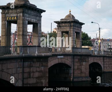 Pont en pierre de Staro-Kalinkin avec tours traversant la rivière Fontanka. Banque D'Images