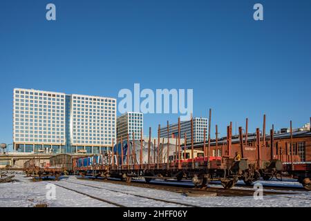 Chariots plats dans l'ancienne gare avec le Mall of Tripla contre ciel bleu clair en arrière-plan le jour d'hiver ensoleillé dans le quartier de Pasila à Helsinki, en Finlande Banque D'Images
