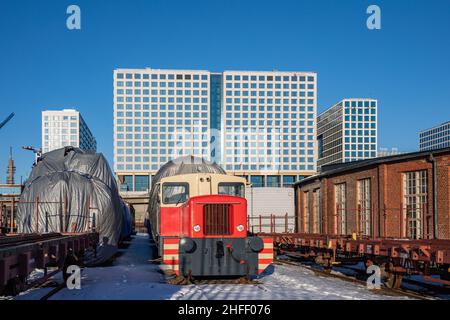 Locomotive diesel à l'ancienne cour de chemin de fer avec des bâtiments du Mall of Tripla en arrière-plan dans le district de Pasila à Helsinki, en Finlande Banque D'Images