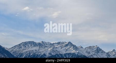 Prise de vue panoramique matinale des sommets enneigés des chaînes de montagnes Tien Shan, Kazakhstan Banque D'Images