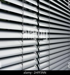 Stores comme protection solaire sur la fenêtre d'un immeuble de bureaux à Berlin en Allemagne Banque D'Images