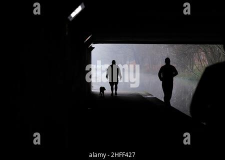 Silhouettes sous un pont à côté du canal Leeds-Liverpool dans le centre-ville de Leeds Banque D'Images