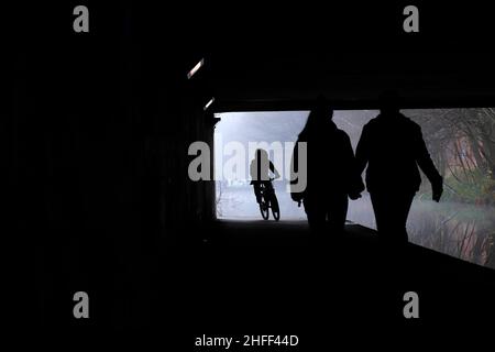 Silhouettes sous un pont à côté du canal Leeds-Liverpool dans le centre-ville de Leeds Banque D'Images