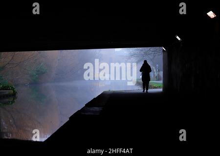 Silhouettes sous un pont à côté du canal Leeds-Liverpool dans le centre-ville de Leeds Banque D'Images