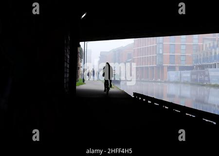 Silhouettes sous un pont à côté du canal Leeds-Liverpool dans le centre-ville de Leeds Banque D'Images