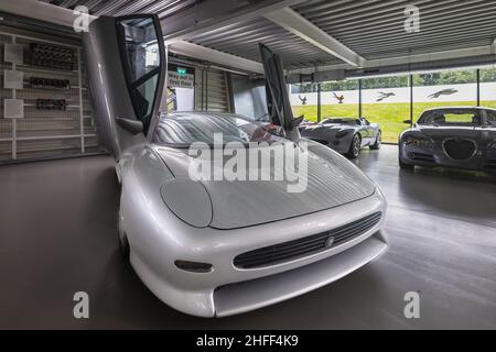 1992 voiture de préproduction Jaguar XJ220 « K994 YUD » n° 8 présentant le moteur V12 exposé au British Motor Museum, Gaydon, Warwickshire, Royaume-Uni Banque D'Images