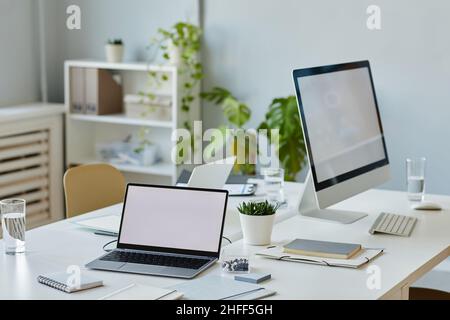Image d'arrière-plan d'un espace de travail de bureau avec écrans d'ordinateur de maquette sur un bureau blanc, espace de copie Banque D'Images