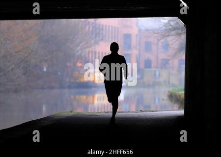 Silhouettes sous un pont à côté du canal Leeds-Liverpool dans le centre-ville de Leeds Banque D'Images