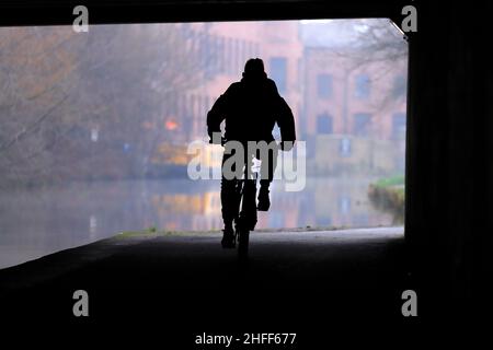 Silhouettes sous un pont à côté du canal Leeds-Liverpool dans le centre-ville de Leeds Banque D'Images