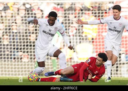 La Shandon Baptiste de Brentford (à gauche) et Curtis Jones de Liverpool se battent pour le ballon lors du match de la Premier League à Anfield, Liverpool.Date de la photo: Dimanche 16 janvier 2022. Banque D'Images