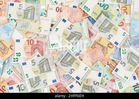 Pile de billets en euros comme papier peint ou fond d'écran.Euro papier argent. Banque D'Images