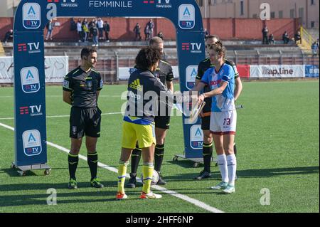 Les deux capitaines avant le coup d'envoi lors du match italien série A Women 2021/2022 entre Pomigliano Calcio Femminile vs Juventus Women le 16 janvier 2022 au stade Ugo Gobbato à Pomigliano en Italie Banque D'Images