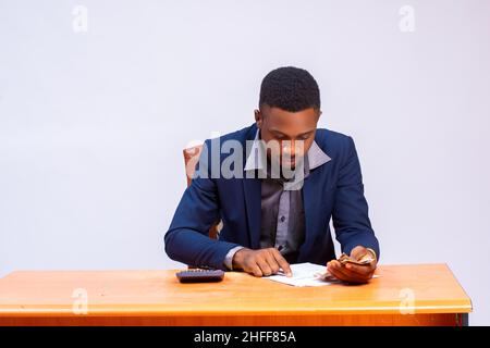beau homme d'affaires africain traversant le budget au bureau Banque D'Images