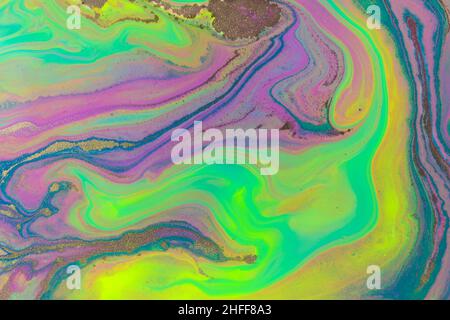 Flux d'encre liquide violet et vert arrière-plan.Vagues de peinture fluide vive Banque D'Images