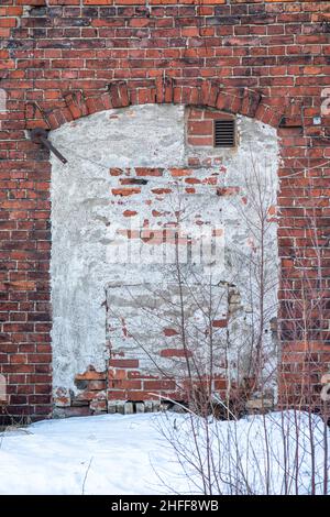 Virée sur la fenêtre ou l'entrée sur le vieux mur de briques rouges Banque D'Images