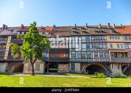 Maisons sur Kraemerbruecke - Merchants Bridge à Erfurt, Allemagne.Deux rangées étroites de maisons sont construites le long des deux côtés du pont. Banque D'Images