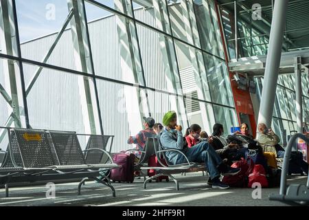 Voyageurs à l'aéroport Chopin de Varsovie, Pologne, le 1 septembre 2021 Banque D'Images