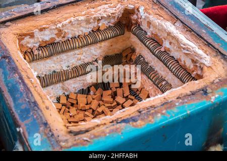 un vieux four électrique pour tirer des produits d'argile. un atelier de poterie artisanal folklorique. briques Banque D'Images