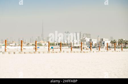 16 novembre 2021, Émirats Arabes Unis, Dubaï - vue sur la ville depuis Kite Beach à Dubaï, Émirats Arabes Unis. Banque D'Images
