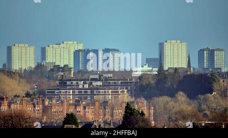 Glasgow, Écosse, Royaume-Uni 16th janvier 2022.Météo au Royaume-Uni : le soleil a vu un ciel voilé sur l'extrémité ouest de la ville tandis que l'extrémité verdoyante de la ville se trouvait au pied des gratte-ciels du centre-ville au loin.Crédit Gerard Ferry/Alay Live News Banque D'Images