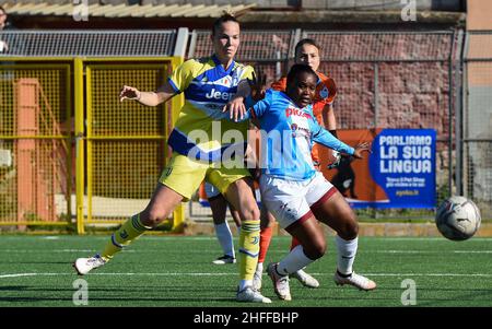 Pomigliano, Italie.16th janvier 2022.Andrea Staskova (9) Juventus Women e Augustine Silva Ejague Siliki (57) Pomigliano Calcio Femminile lors du championnat italien De football League A Women 2021/2022 Match entre Pomigliano Femminile contre Juventus Women au stade Ugo Gobbato le 16 janvier 2022 Credit: Live Media Publishing Group/Alay Live News Banque D'Images