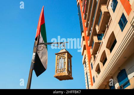 Les Émirats arabes Unis agitant le drapeau isolé sur fond gris. Banque D'Images