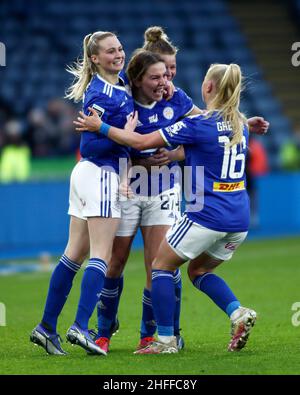 LEICESTER, ROYAUME-UNI.16th JANV. Shannon O'Brien de Leicester City fête avec ses coéquipiers après avoir ouvert le score lors du match Barclays FA Women's Super League entre Leicester City et Brighton et Hove Albion au King Power Stadium de Leicester, le dimanche 16th janvier 2022.(Crédit : Kieran Riley | INFORMATIONS MI) crédit : INFORMATIONS MI et sport /Actualités Alay Live Banque D'Images