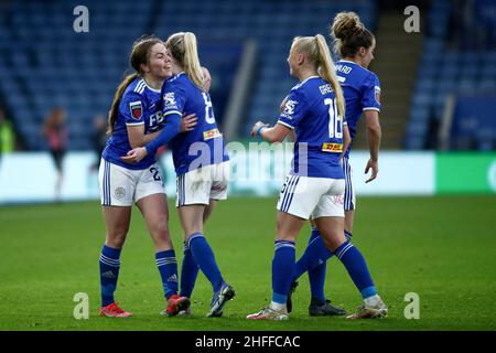 LEICESTER, ROYAUME-UNI.16th JANV. Shannon O'Brien de Leicester City fête avec ses coéquipiers après avoir ouvert le score lors du match Barclays FA Women's Super League entre Leicester City et Brighton et Hove Albion au King Power Stadium de Leicester, le dimanche 16th janvier 2022.(Crédit : Kieran Riley | INFORMATIONS MI) crédit : INFORMATIONS MI et sport /Actualités Alay Live Banque D'Images