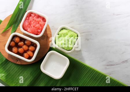 Bubur Campur Madura ou Maduranese mélanger le porridge, avec divers ingrédients.Populaire en Indonésie pendant le jeûne ou Lebaran pour Takjil breakfasting.Copier Banque D'Images