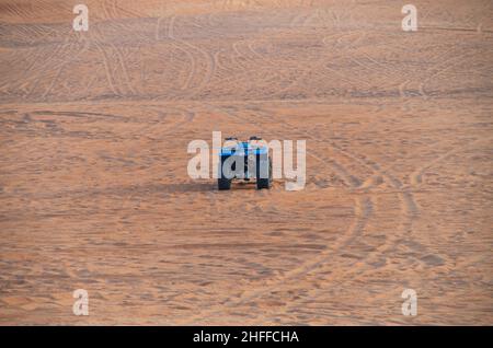 Sable moderne et puissant pour véhicules tout-terrain parmi les dunes de sable arabes.Quad bike, le désert de RUB al-Khalii à Dubaï. Banque D'Images