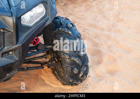 Gros plan d'un protecteur de roue d'un VTT moderne puissant sur le sable parmi les dunes de sable d'Arabie.Quad bike, RUB al Khalii désert à Dubaï. Banque D'Images