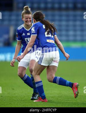 LEICESTER, ROYAUME-UNI.JAN 16th Shannon O'Brien (à droite) de Leicester City fête avec Esmee de Graaf (à gauche) de Leicester City après avoir ouvert le score lors du match Barclays FA Women's Super League entre Leicester City et Brighton et Hove Albion au King Power Stadium de Leicester le dimanche 16th janvier 2022.(Crédit : Kieran Riley | INFORMATIONS MI) crédit : INFORMATIONS MI et sport /Actualités Alay Live Banque D'Images