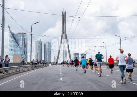 Les coureurs traversent les rues de Riga pendant le marathon de Tet Riga. Banque D'Images