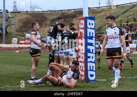 Brad Fash (17) de Hull FC fête son essai à Bradford, au Royaume-Uni, le 1/16/2022.(Photo de James Heaton/News Images/Sipa USA) Banque D'Images