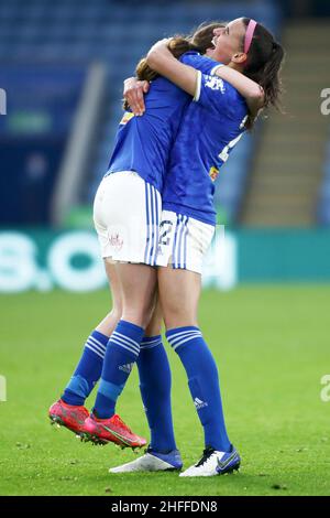LEICESTER, ROYAUME-UNI.JAN 16th Ashleigh Plumptre (à droite) de Leicester City lève Shannon O'Brien (à gauche) de Leicester City hors du sol après qu'elle a ouvert le score lors du match Barclays FA Women's Super League entre Leicester City et Brighton et Hove Albion au King Power Stadium,Leicester le dimanche 16th janvier 2022.(Crédit : Kieran Riley | INFORMATIONS MI) crédit : INFORMATIONS MI et sport /Actualités Alay Live Banque D'Images