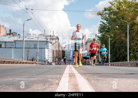 Les coureurs traversent les rues de Riga pendant le marathon de Tet Riga. Banque D'Images