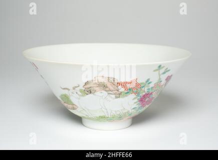 Bol avec des chèvres parmi les pivoines, les grenades et les cerisiers, la dynastie Qing (1644-1911), la marque de règne et la période Daoguang (1821-1850). Banque D'Images