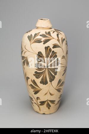 Vase en forme de bouteille allongé (Meiping) avec laques de pivoine, dynastie Jin (1115-1234), 12th/13th siècle. Banque D'Images