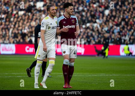 Londres, Royaume-Uni.16th janvier 2022.Luke Ayling de Leeds United (L) avec Declan Rice de West Ham United (R) Premier League Match, West Ham Utd / Leeds United au stade de Londres, Parc olympique Queen Elizabeth à Londres, le dimanche 16th janvier 2022. Cette image ne peut être utilisée qu'à des fins éditoriales.Utilisation éditoriale uniquement, licence requise pour une utilisation commerciale.Aucune utilisation dans les Paris, les jeux ou les publications d'un seul club/ligue/joueur. photo de Lewis Mitchell/Andrew Orchard sports Photography/Alamy Live News crédit: Andrew Orchard sports Photography/Alamy Live News Banque D'Images