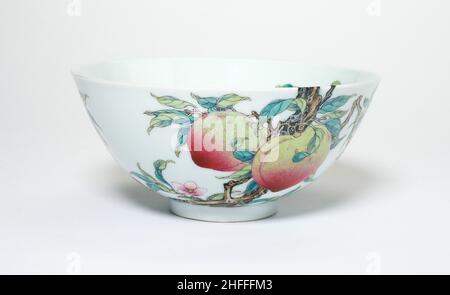 Bol avec pêches à fruits, pivoine d'arbre, prune à fleurs, et chauves, dynastie Qing (1644-1911),Marque et période du règne de Yongzheng (1723-1735). Banque D'Images