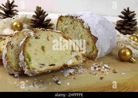 Pâtisseries de Noël allemandes traditionnelles sur un fond festif.Stollen de Noël haché maison avec épices et décorations.Beurre cupcake saupoudrer Banque D'Images
