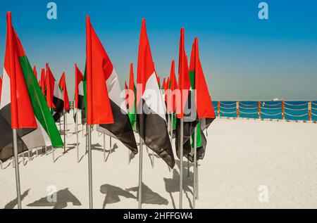 Drapeaux des Émirats arabes Unis à Kite Beach à Dubaï.Célébration de la Journée nationale - Journée des Émirats arabes Unis beaucoup de drapeaux des Émirats arabes Unis sur le sable Banque D'Images