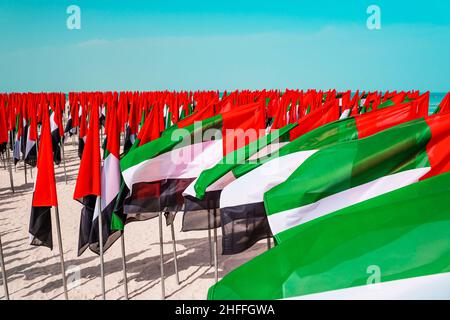 Drapeaux des Émirats arabes Unis agitant dans le vent sur une plage de cerfs-volants à Dubaï. Banque D'Images