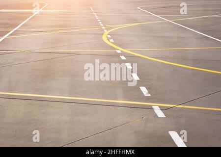 Marquage pour le transport terrestre sur le tablier de l'aéroport parmi les voies de circulation Banque D'Images