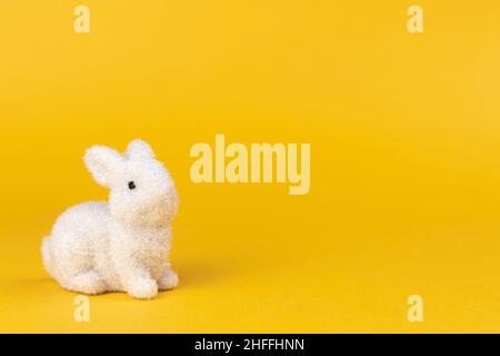 Carte postale ou carte de vœux pour les vacances de printemps.Arrière-plan jaune lumineux avec espace de copie, espace libre pour le texte Banque D'Images