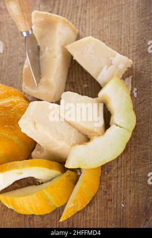 Fromage avec melon sur fond blanc Banque D'Images