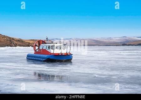 Aéroglisseur - Khivus sur le lac Baikal.Khivus, hydroglisseur, transport d'hiver extrême.L'aéroglisseur glisse rapidement sur la surface du lac B gelé transparent Banque D'Images